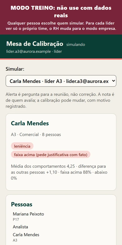 App em modo treino, no celular, simulando a líder fictícia Carla Mendes: faixa avisando para não usar dados reais e os alertas de leniência e faixa acima.